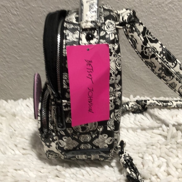 #103 NWT Betsey Johnson Convertible Crossbody/ Backpack - Picture 3 of 8